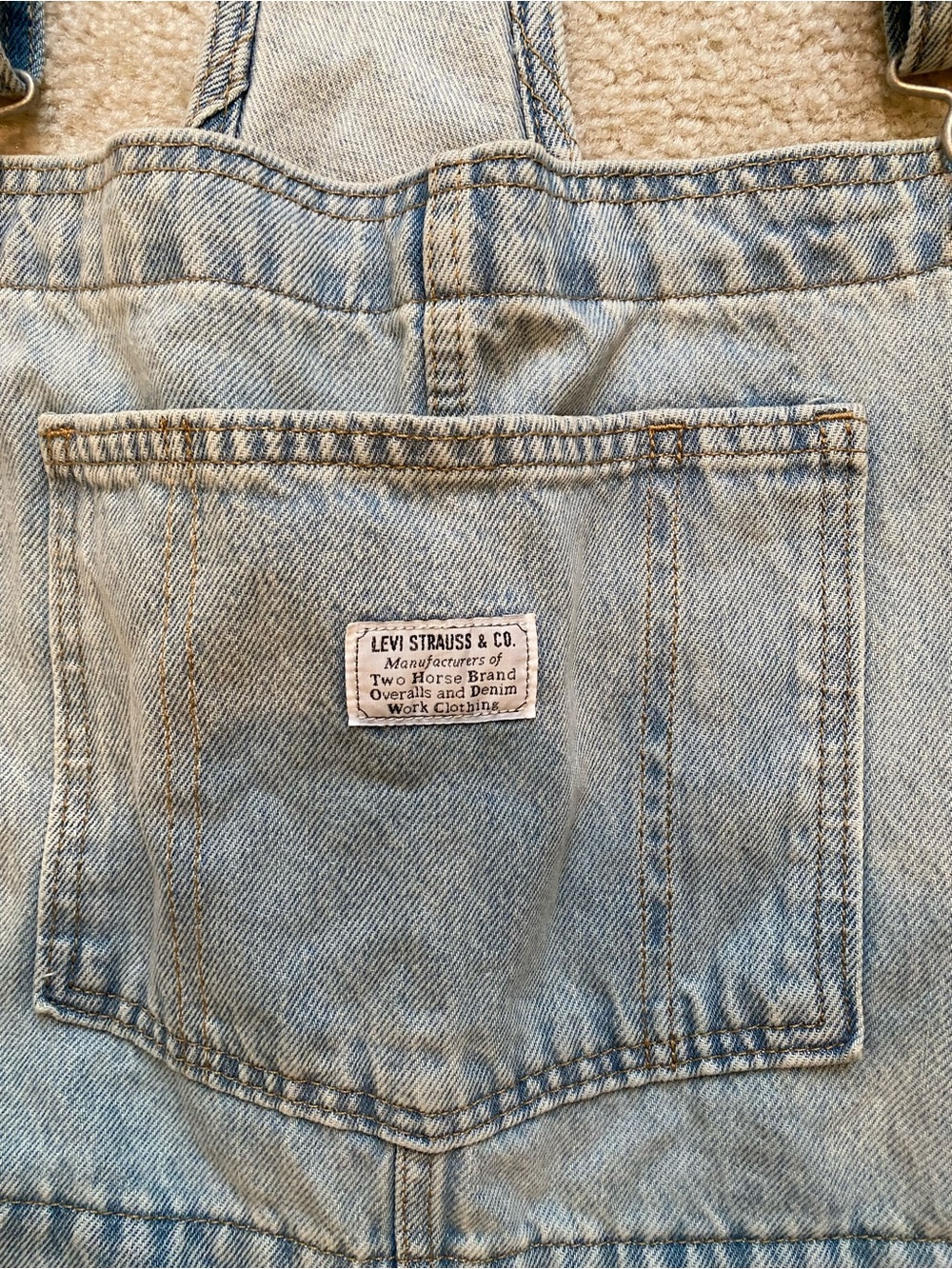 Levi’s Light Wash Denim Short Overalls for Women - Picture 4 of 7